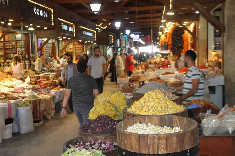 Gurbetçiler, Kapalı Çarşı esnafına merhem oldu