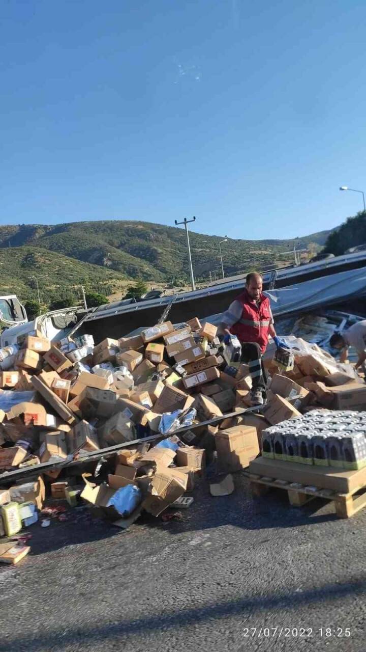 Kontrolden çıkan boya yüklü tır devrildi, ölen ya da yaralanan olmadı