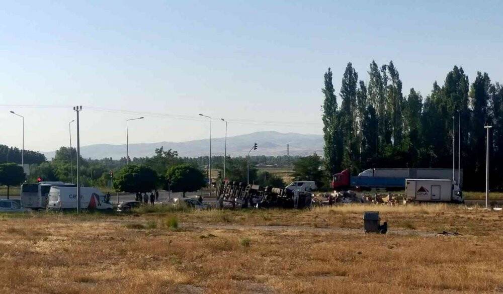 Kontrolden çıkan boya yüklü tır devrildi, ölen ya da yaralanan olmadı