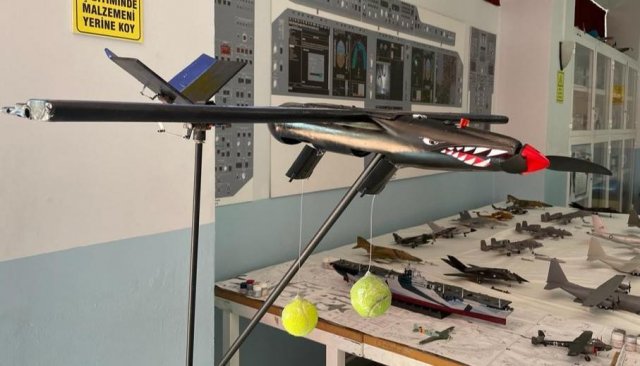 Lise öğrencileri otonom fırlatma koltuklu F-16 üretti
