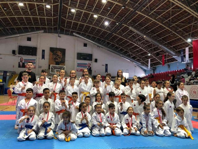 Manisa BBSK Karate Takımı bir yılda onlarca madalya kazandı