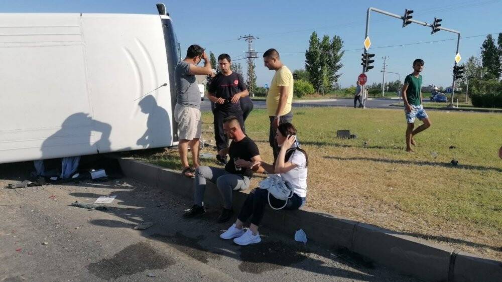 Otel çalışanlarını taşıyan servis kamyonetle çarpıştı: 8 yaralı