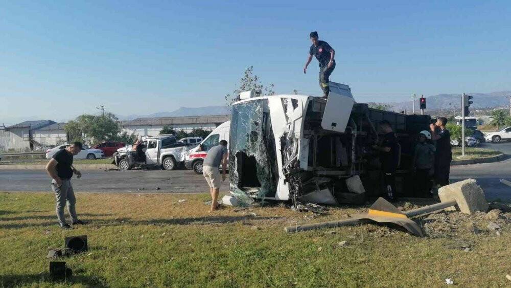 Otel çalışanlarını taşıyan servis kamyonetle çarpıştı: 8 yaralı