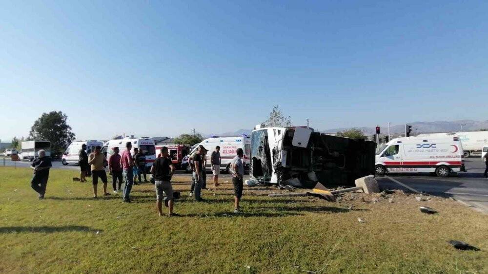 Otel çalışanlarını taşıyan servis kamyonetle çarpıştı: 8 yaralı