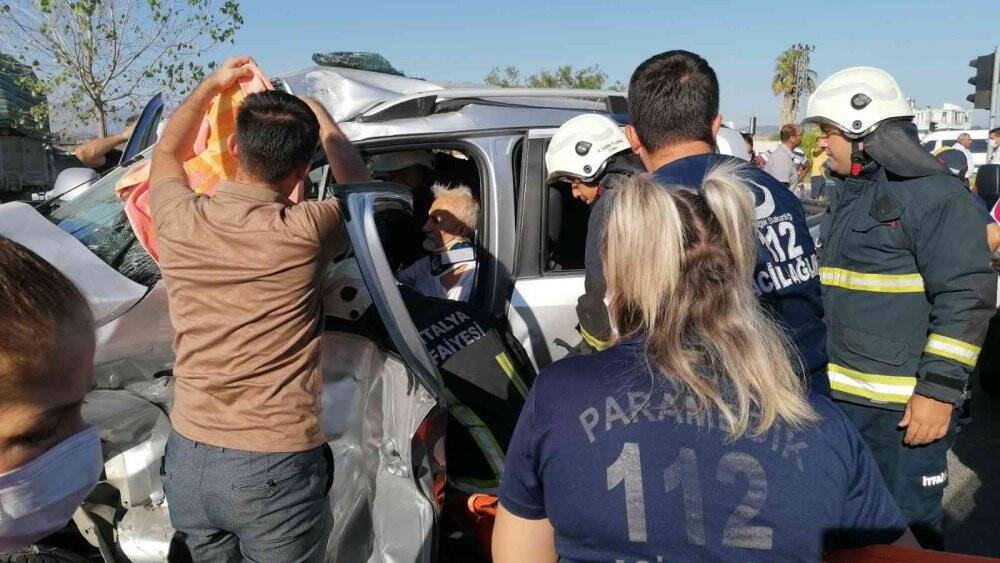 Otel çalışanlarını taşıyan servis kamyonetle çarpıştı: 8 yaralı