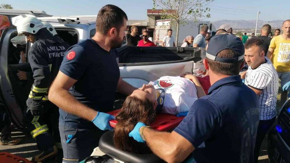 Otel çalışanlarını taşıyan servis kamyonetle çarpıştı: 8 yaralı