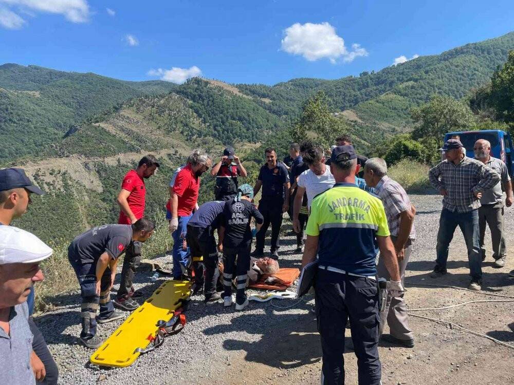 Otomobil uçuruma yuvarlandı: 3 yaralı