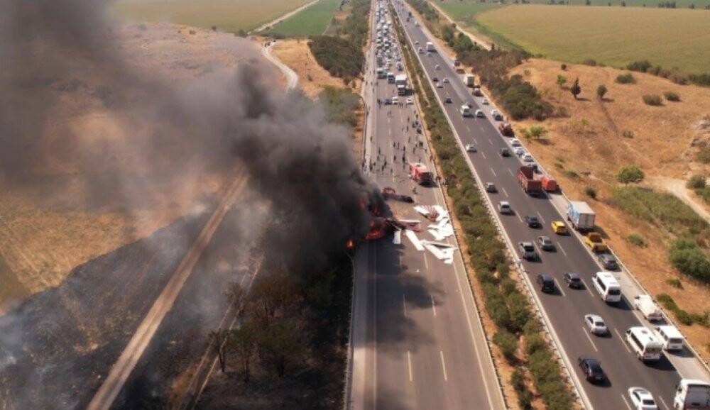 Saman yüklü tır yandı, alevler ağaçlara sıçradı