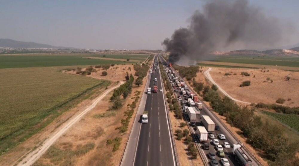 Saman yüklü tır yandı, alevler ağaçlara sıçradı
