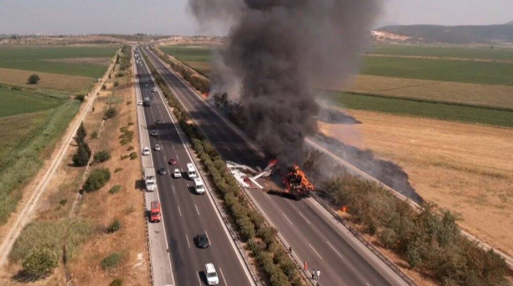 Saman yüklü tır yandı, alevler ağaçlara sıçradı