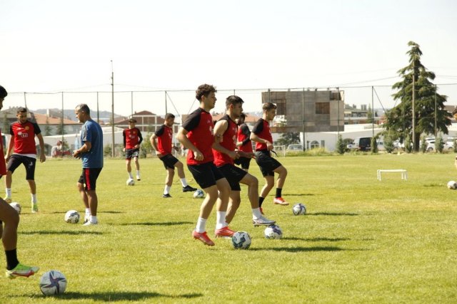 Eskişehirspor Teknik Direktörü Biçer: “Onur Arı’nın şu an gitmesi söz konusu değil”