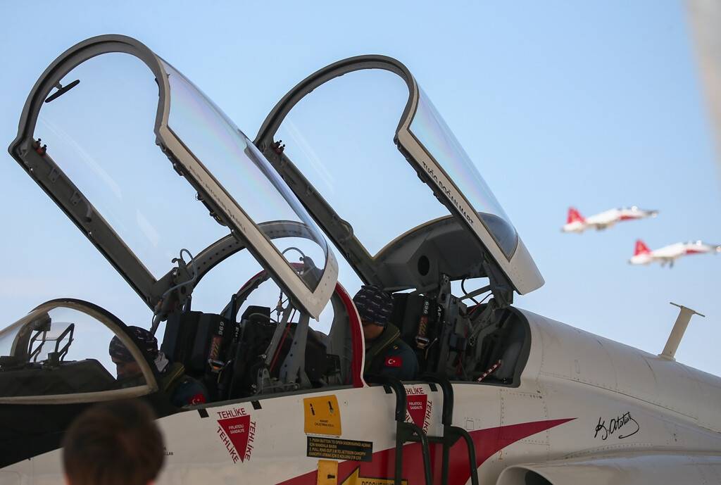 aa-20220729-28526870-28526845-turk-savas-pilotlari-zorlu-egitimleri-gecip-brovelerini-takiyor.jpg