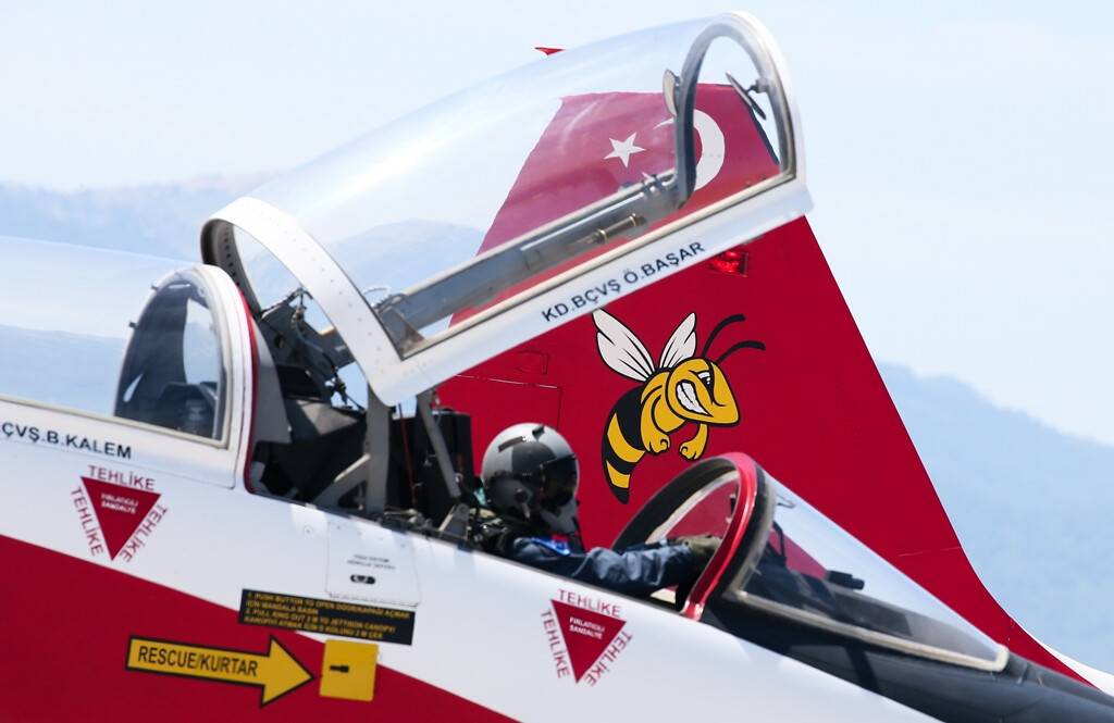aa-20220729-28526870-28526849-turk-savas-pilotlari-zorlu-egitimleri-gecip-brovelerini-takiyor.jpg