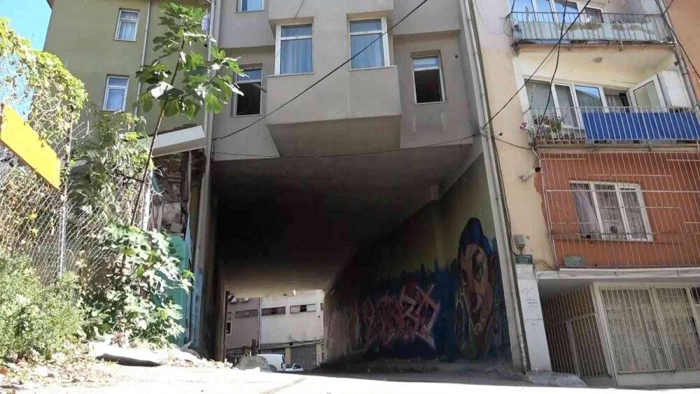 Altından tünel gibi yol geçen apartman Karadeniz’i andırıyor
