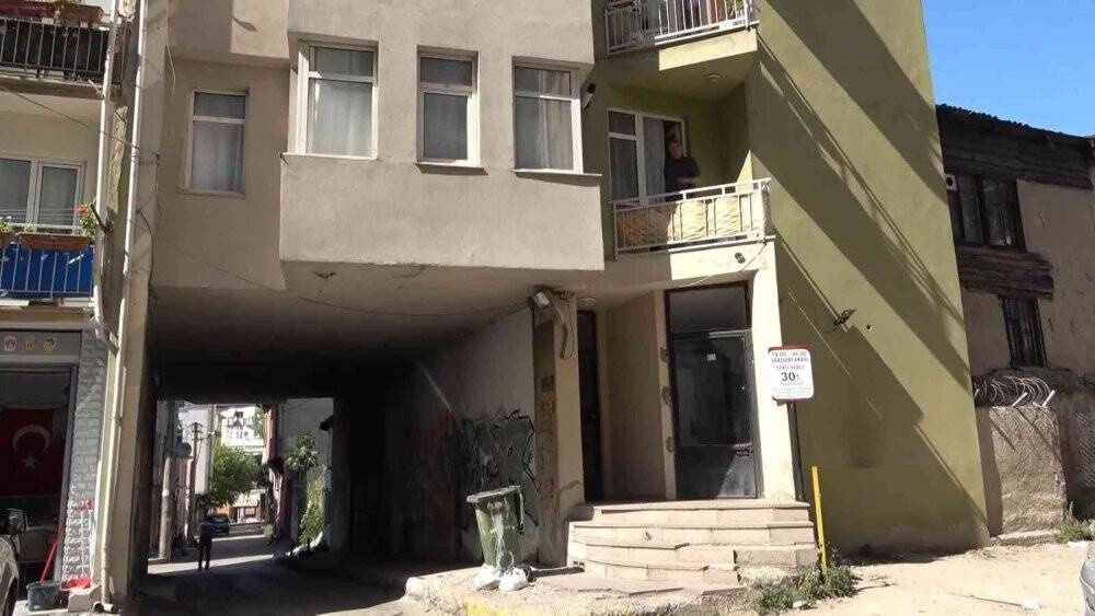 Altından tünel gibi yol geçen apartman Karadeniz’i andırıyor