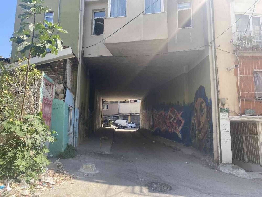 Altından tünel gibi yol geçen apartman Karadeniz’i andırıyor