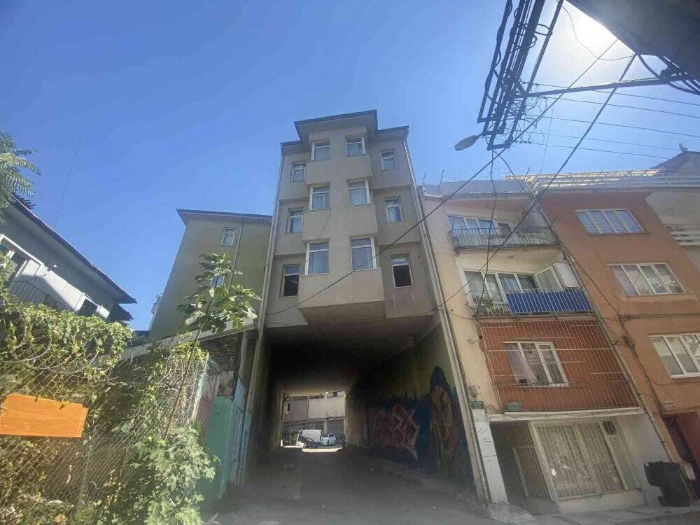 Altından tünel gibi yol geçen apartman Karadeniz’i andırıyor