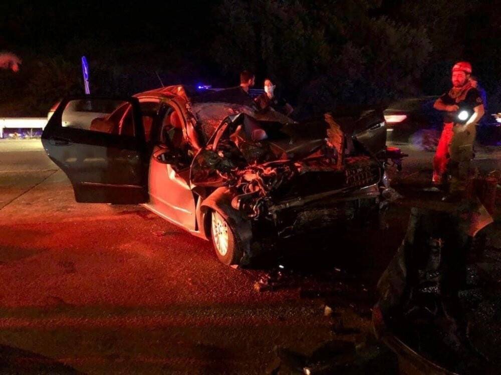 Otomobil tırın altına girdi: 2 kişi öldü, 1’i ağır 2 kişi yaralandı