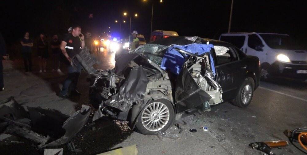 Otomobil tırın altına girdi: 2 kişi öldü, 1’i ağır 2 kişi yaralandı