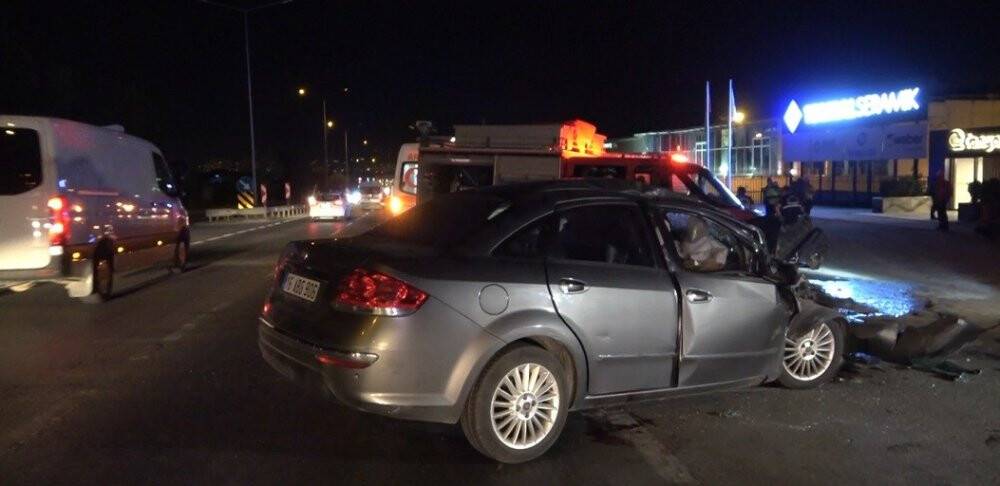Otomobil tırın altına girdi: 2 kişi öldü, 1’i ağır 2 kişi yaralandı