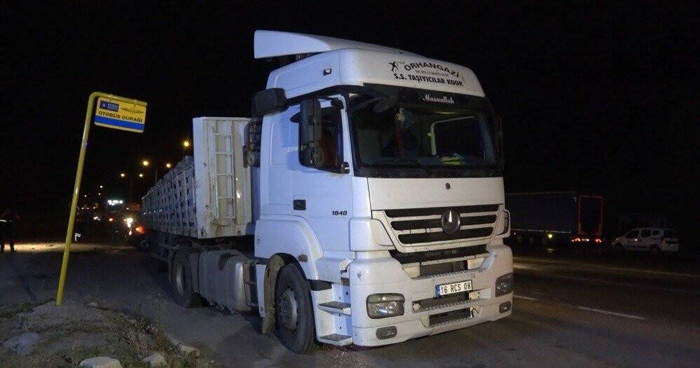 Otomobil tırın altına girdi: 2 kişi öldü, 1’i ağır 2 kişi yaralandı