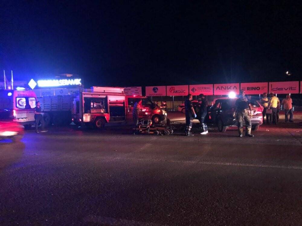 Otomobil tırın altına girdi: 2 kişi öldü, 1’i ağır 2 kişi yaralandı