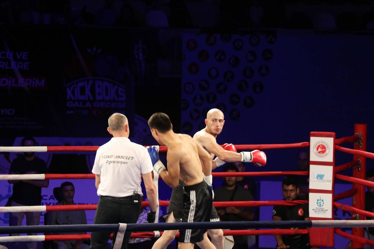 aa-20220730-28539707-28539703-turk-cumhuriyetleri-profesyonel-kick-boks-sampiyonasi-kocaelide-yapildi.jpg