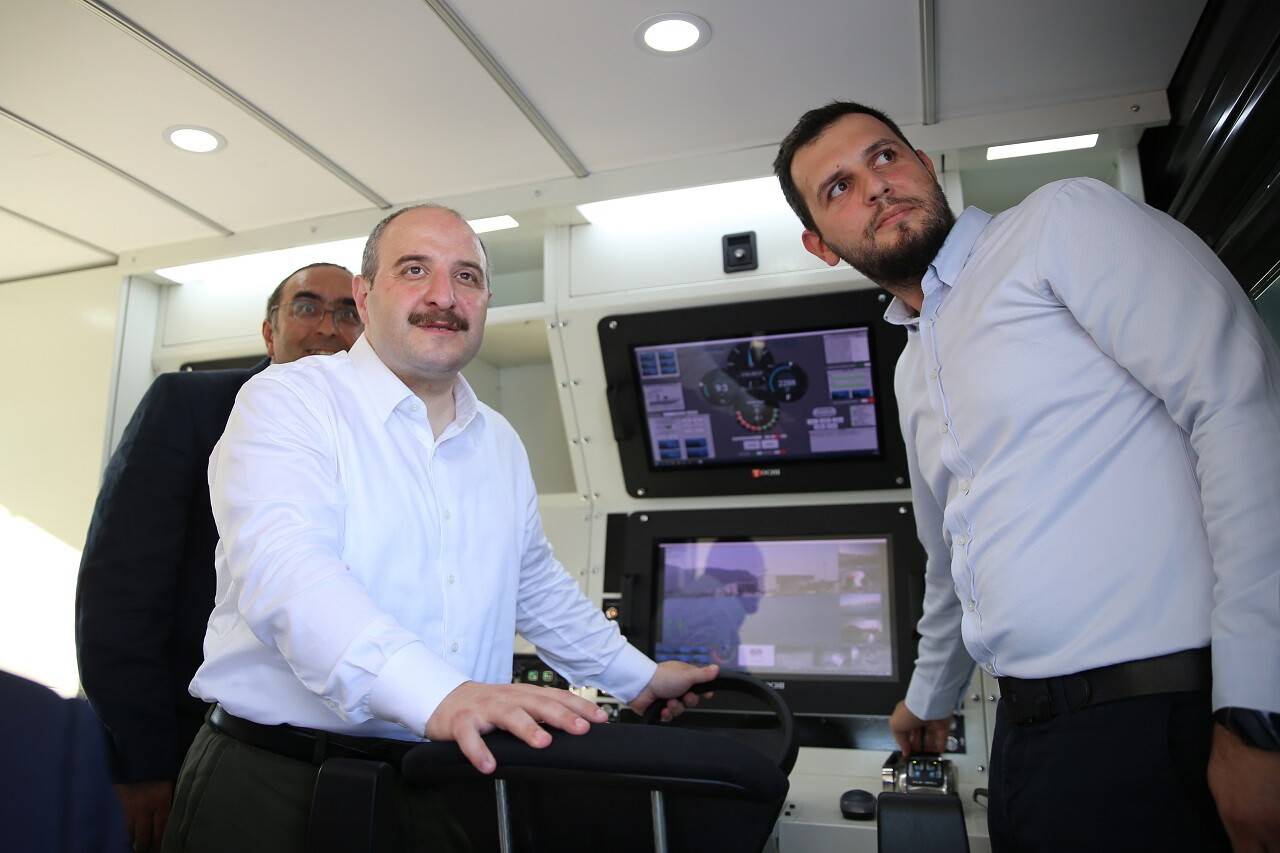 aa-20220731-28540537-28540530-sanayi-ve-teknoloji-bakani-varank-antalyada-insansiz-deniz-aracini-kullandi.jpg