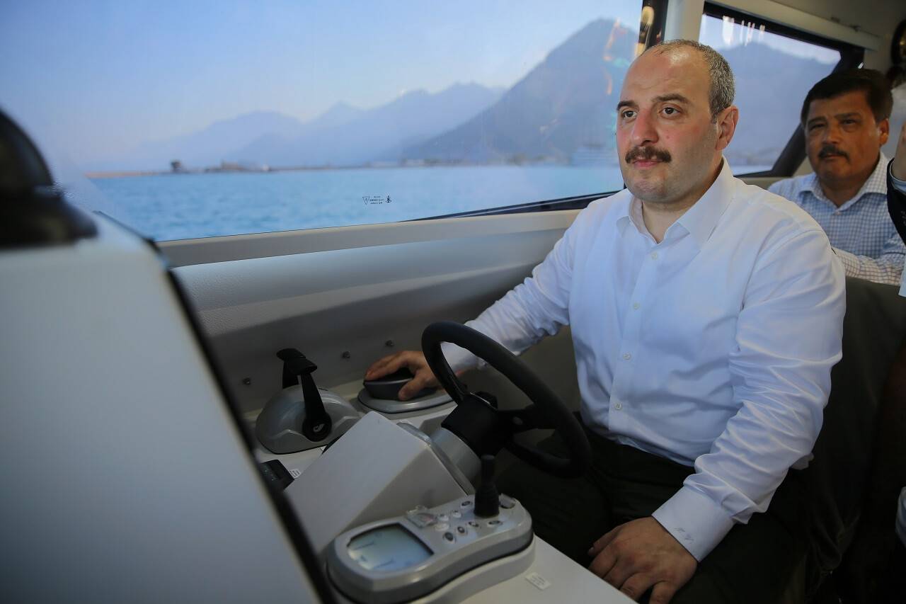 aa-20220731-28540537-28540531-sanayi-ve-teknoloji-bakani-varank-antalyada-insansiz-deniz-aracini-kullandi.jpg