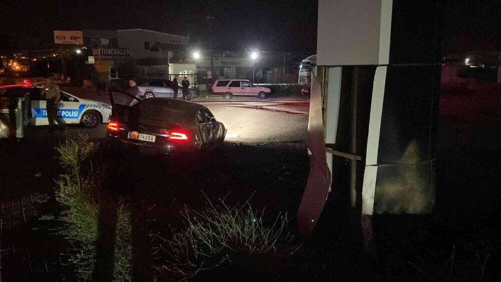 Alkollü sürücü 3 milyon TL’lik aracıyla direğe çarptı: 1 yaralı