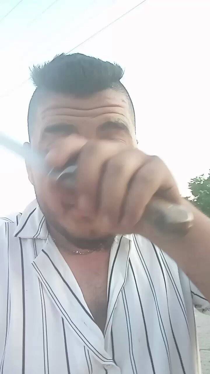 Bıçakla ağır yaraladığı eşinin hesabından canlı yayın yapan koca tutuklandı