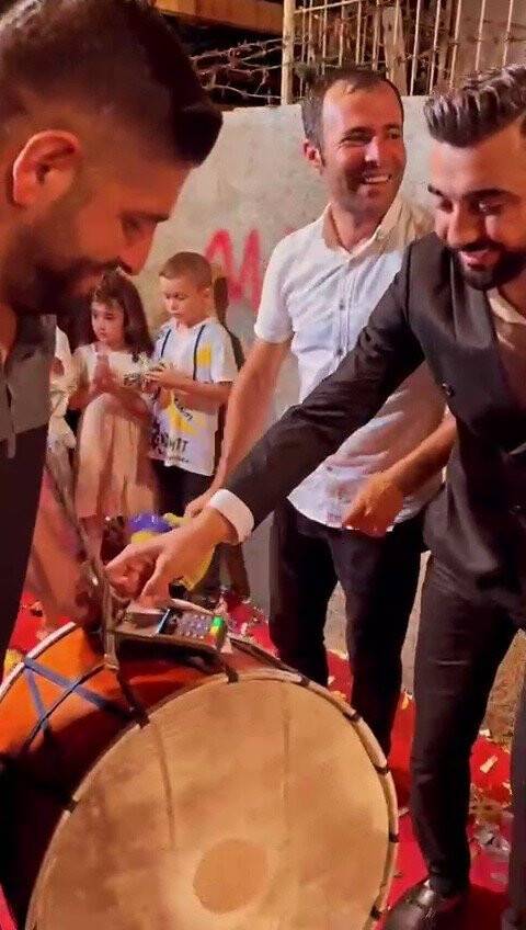 Davulcuya kredi kartıyla bahşiş verdi