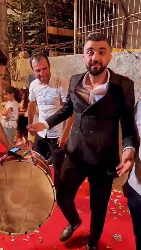 Davulcuya kredi kartıyla bahşiş verdi