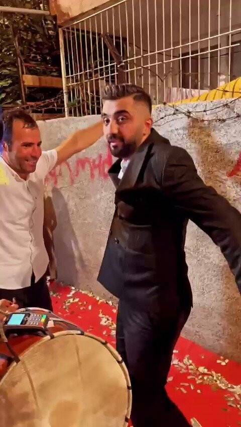 Davulcuya kredi kartıyla bahşiş verdi