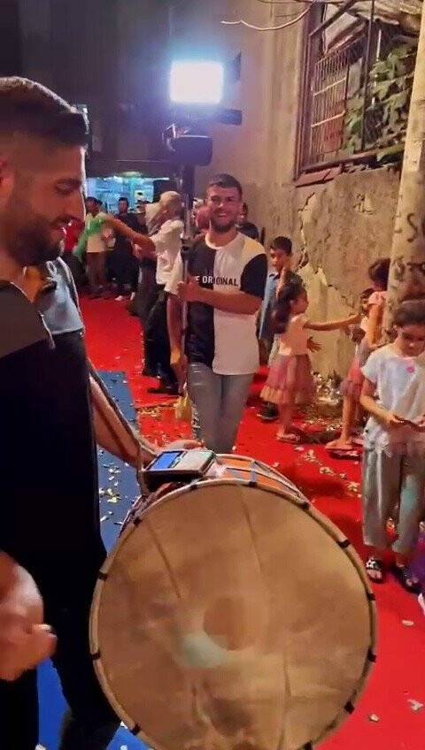 Davulcuya kredi kartıyla bahşiş verdi