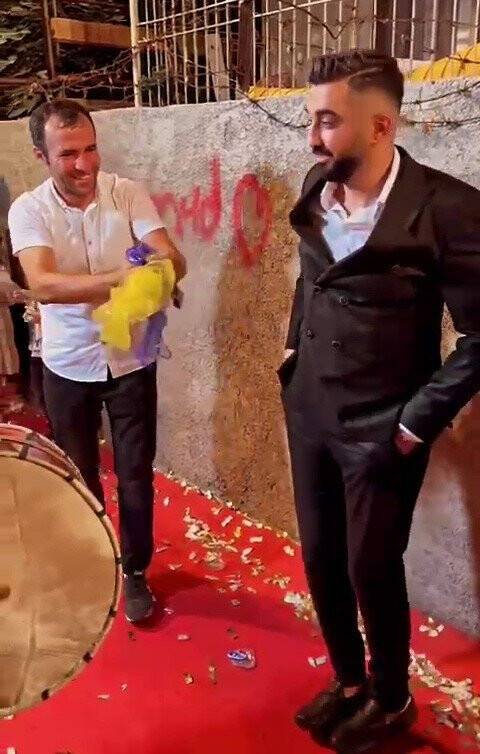 Davulcuya kredi kartıyla bahşiş verdi