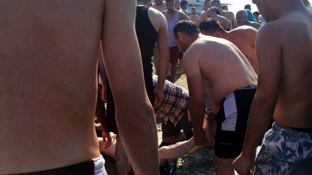 Denizde boğulma tehlikesi geçiren genç hastanelik oldu