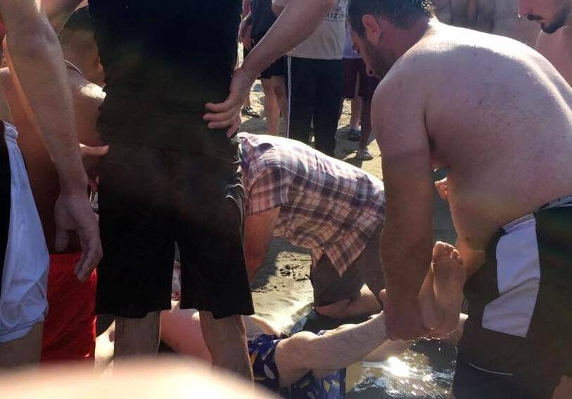 Denizde boğulma tehlikesi geçiren genç hastanelik oldu