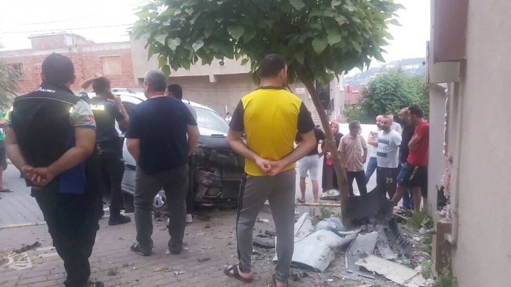Freni boşalan hafif ticari araç evin duvarına çarptı