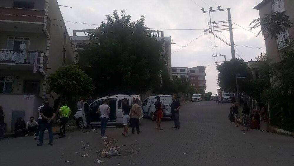 Freni boşalan hafif ticari araç evin duvarına çarptı