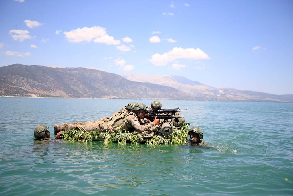 aa-20220801-28546515-28546481-su-ustu-harekati-kursuna-katilan-komandolar-zorlu-gorevlere-hazir.jpg