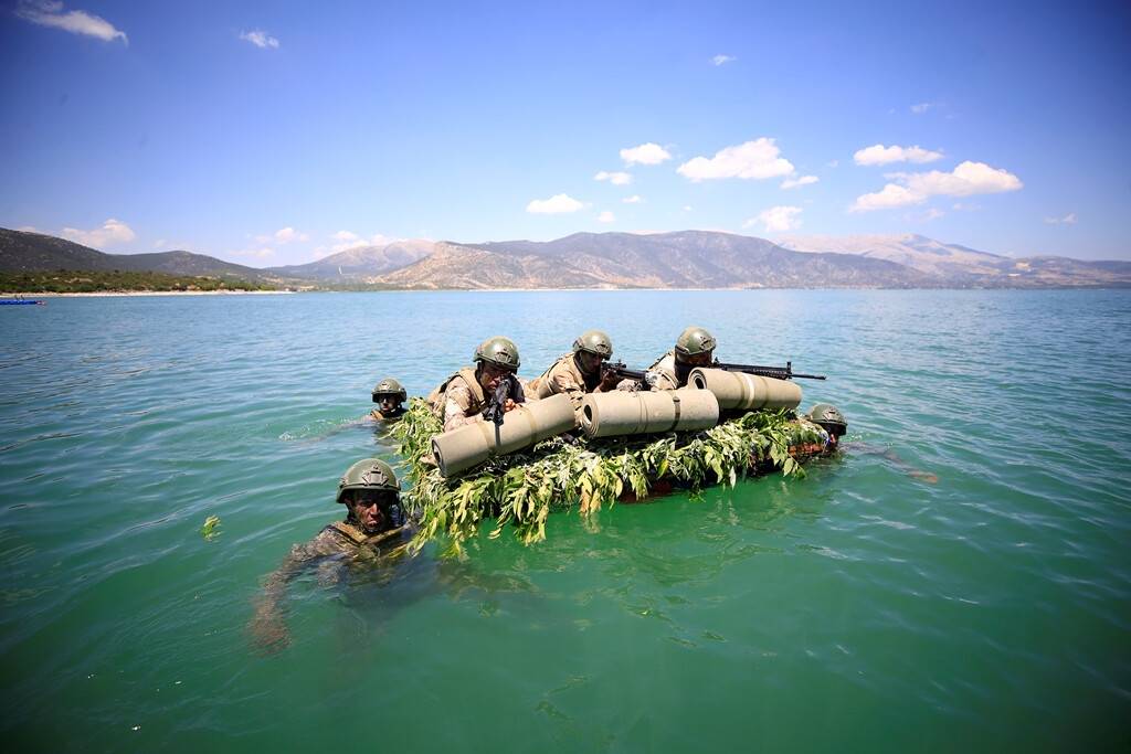 aa-20220801-28546515-28546484-su-ustu-harekati-kursuna-katilan-komandolar-zorlu-gorevlere-hazir.jpg