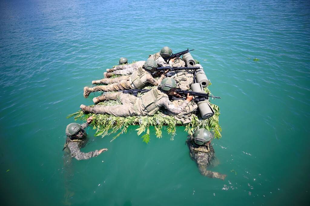 aa-20220801-28546515-28546485-su-ustu-harekati-kursuna-katilan-komandolar-zorlu-gorevlere-hazir.jpg