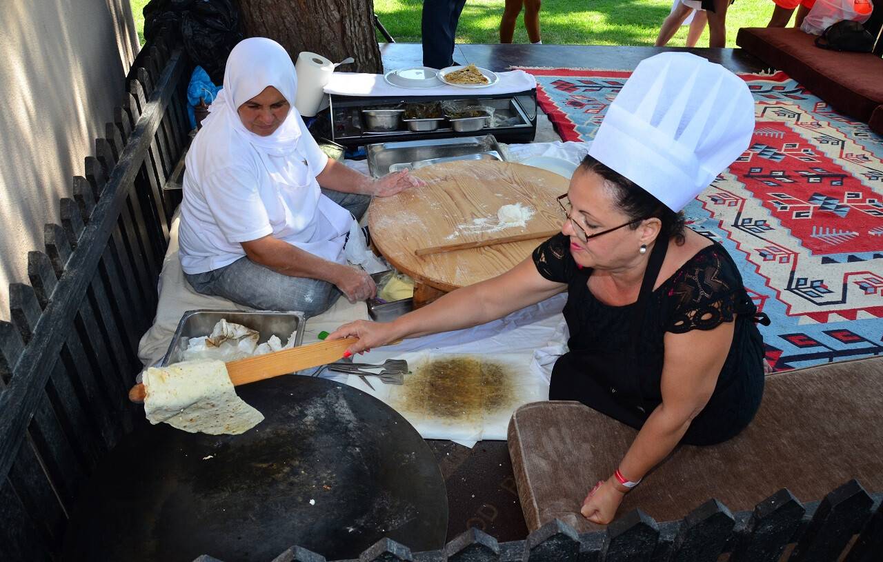 aa-20220801-28546557-28546548-manavgatta-turistler-tatil-yaptiklari-otelde-turk-yemekleri-pisirmeyi-ogreniyor.jpg