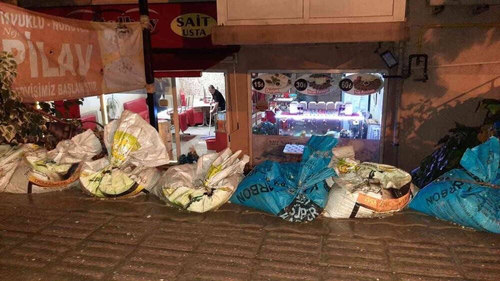 Edirne’yi yaz ortasında sel vurdu: Ev ve iş yerlerini su bastı, yollar göle döndü