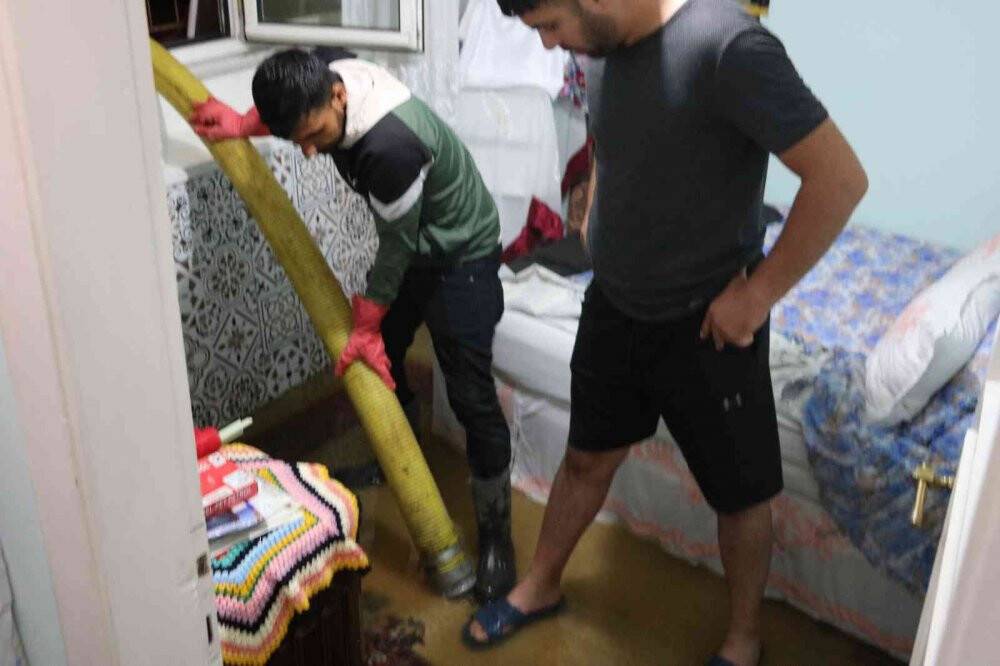 Evleri su basan yaşlı adam ve kızı gözyaşlarına boğuldu