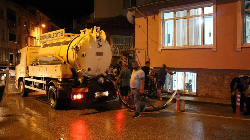 Evleri su basan yaşlı adam ve kızı gözyaşlarına boğuldu