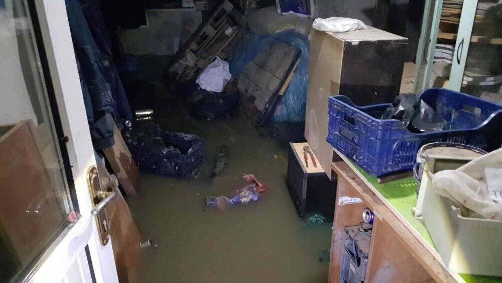 Evleri su basan yaşlı adam ve kızı gözyaşlarına boğuldu