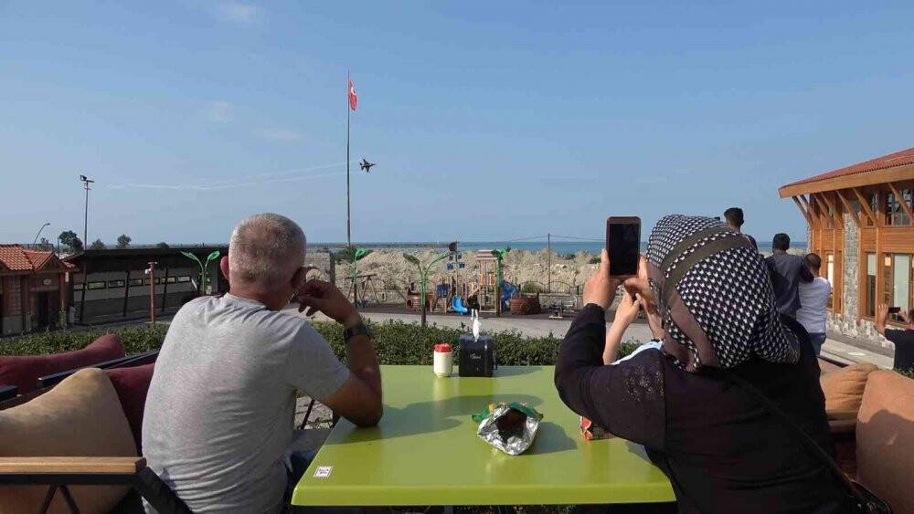 SOLOTÜRK ekibi prova uçuşu yaptı, vatandaşlar heyecanla izledi