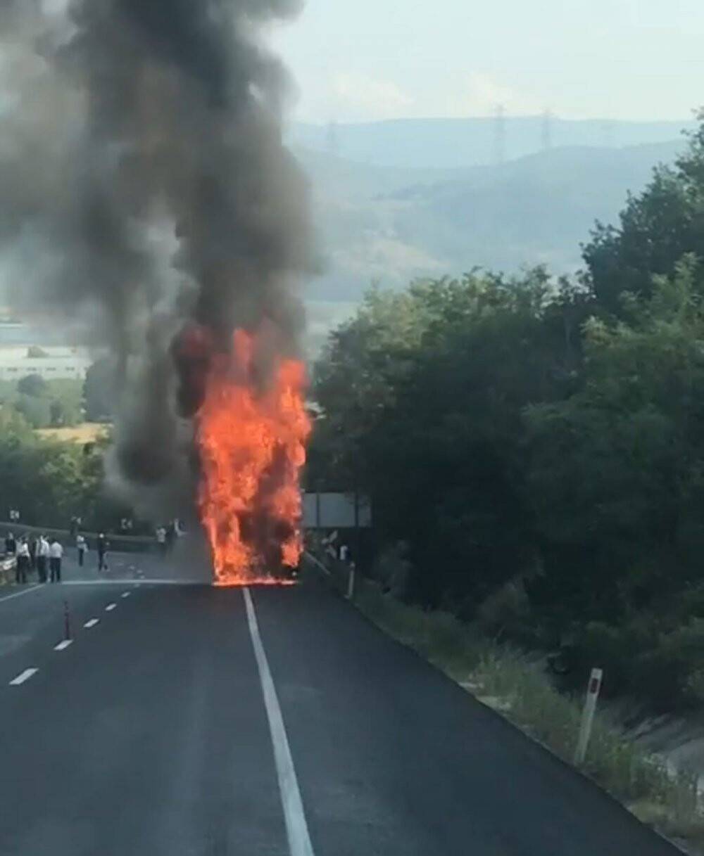 Yolcu otobüsü alev alev yandı; karayolu ulaşıma kapandı